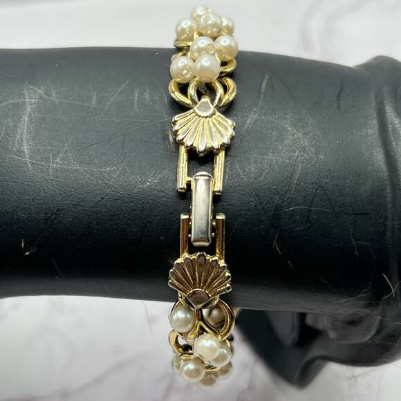 Vintage Richelieu gold tone, faux pearl chain bracelet with seashell clasp - Picture 8 of 8